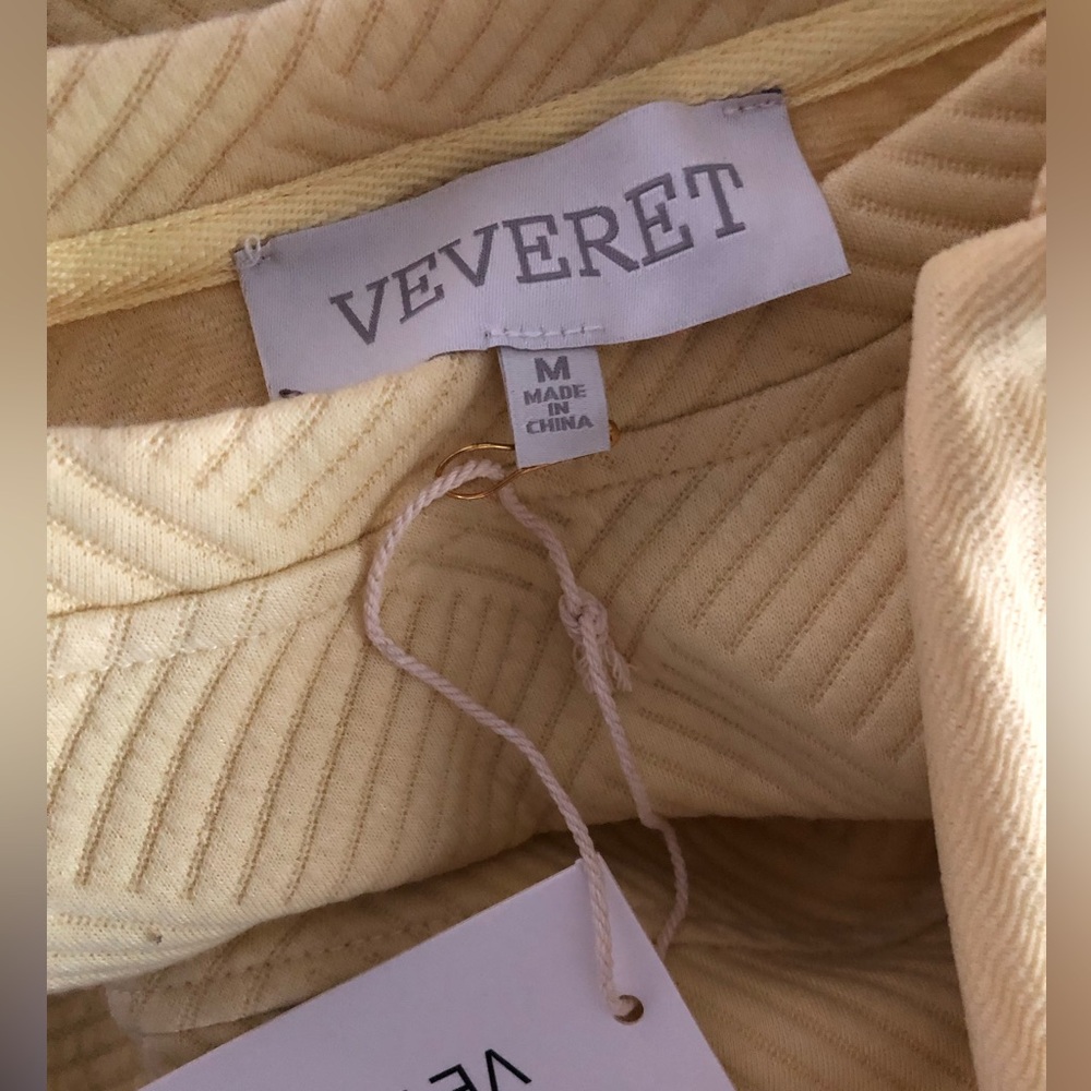 Veveret Textured Crewneck Sweater in Pale Yellow - Picture 4 of 5